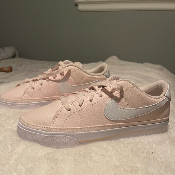 Light pink nike sneakers. Brand new! - Picture 2 of 3
